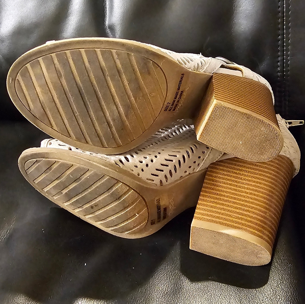 Qupid Tan Heeled Boots with Open Toe and Perforated Design Size 7 EUC - Picture 13 of 16